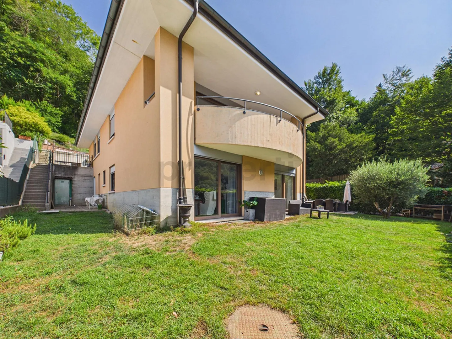 Exclusive villa with pool, large garden and beach access - Photo 1 of 13