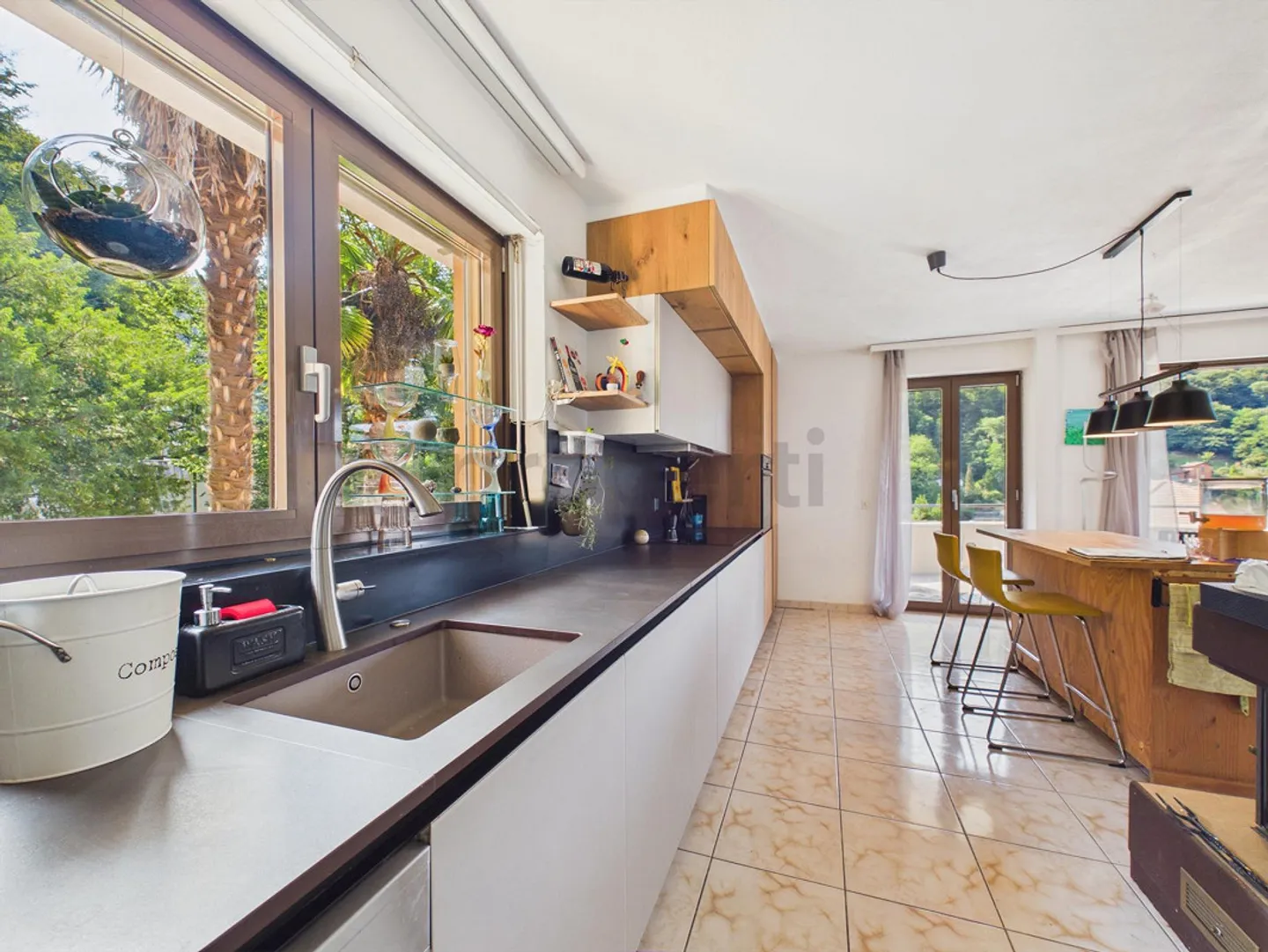 Exclusive villa with pool, large garden and beach access - Photo 5 of 13