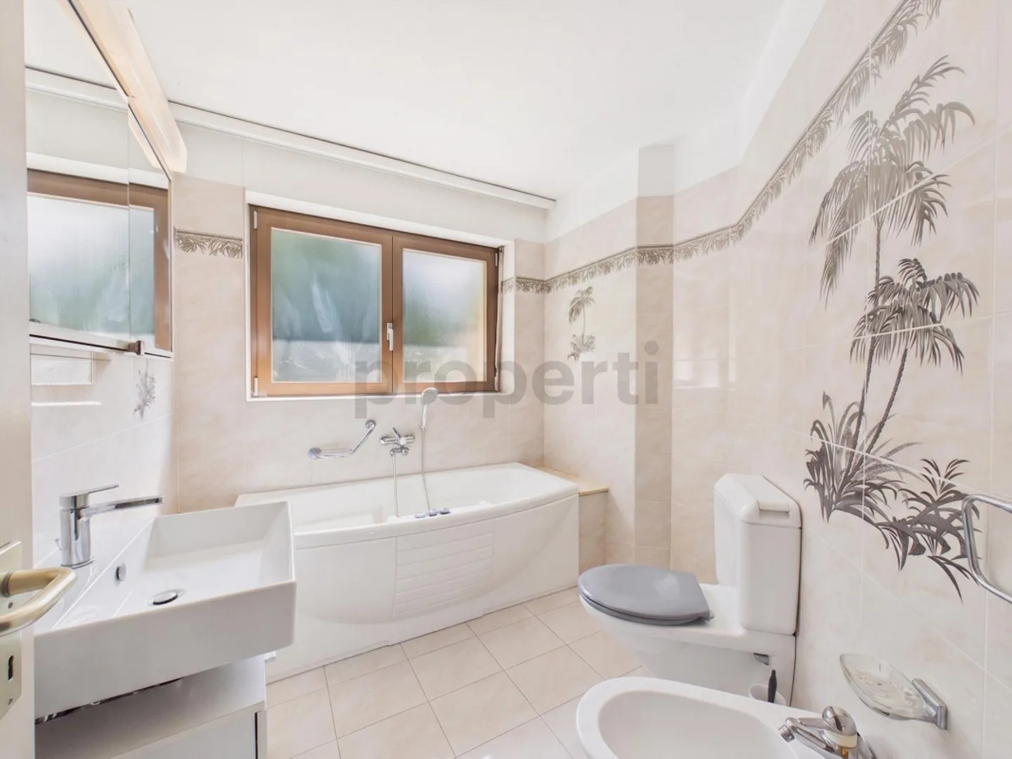 Exclusive villa with pool, large garden and beach access - Photo 9 of 13