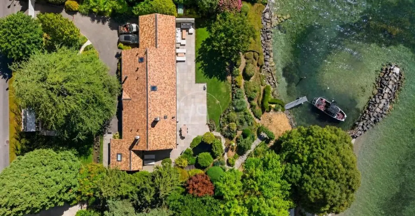 Elegante proprietà fronte mare con porto e spiaggia privati - Foto 3 di 12