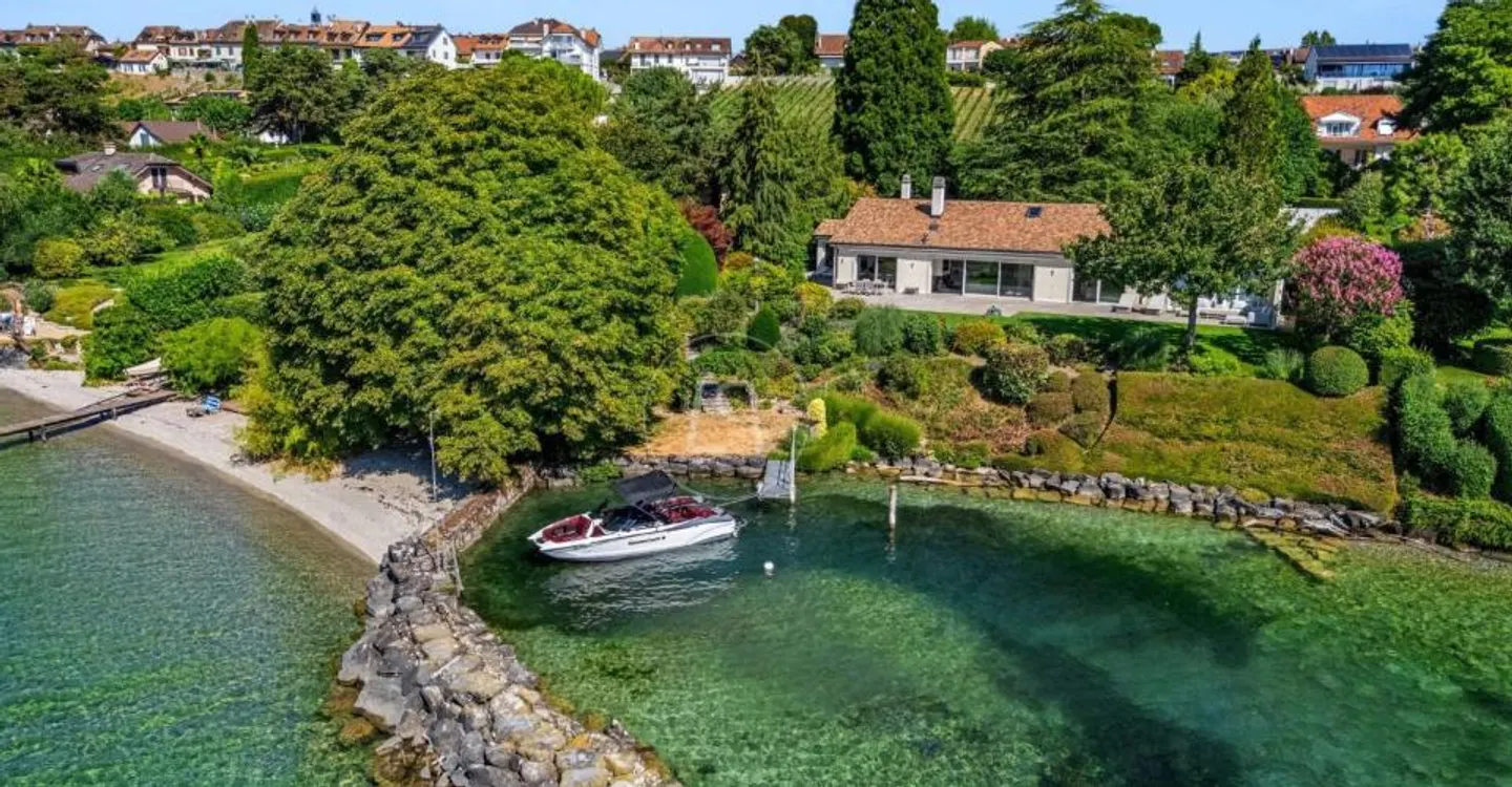 Elegante proprietà fronte mare con porto e spiaggia privati - Foto 2 di 12