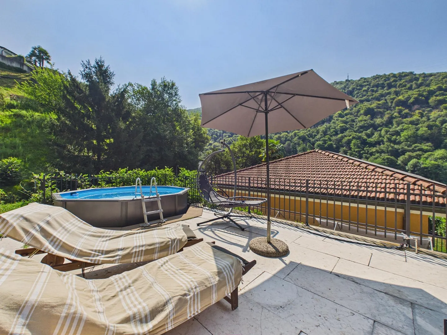 Exclusive villa with pool, large garden and beach access - Photo 11 of 13