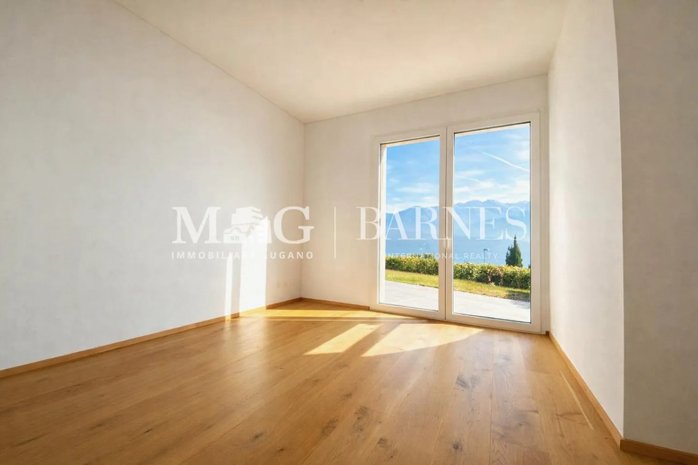 Modern Apartment with Lake View - Photo 5 of 10