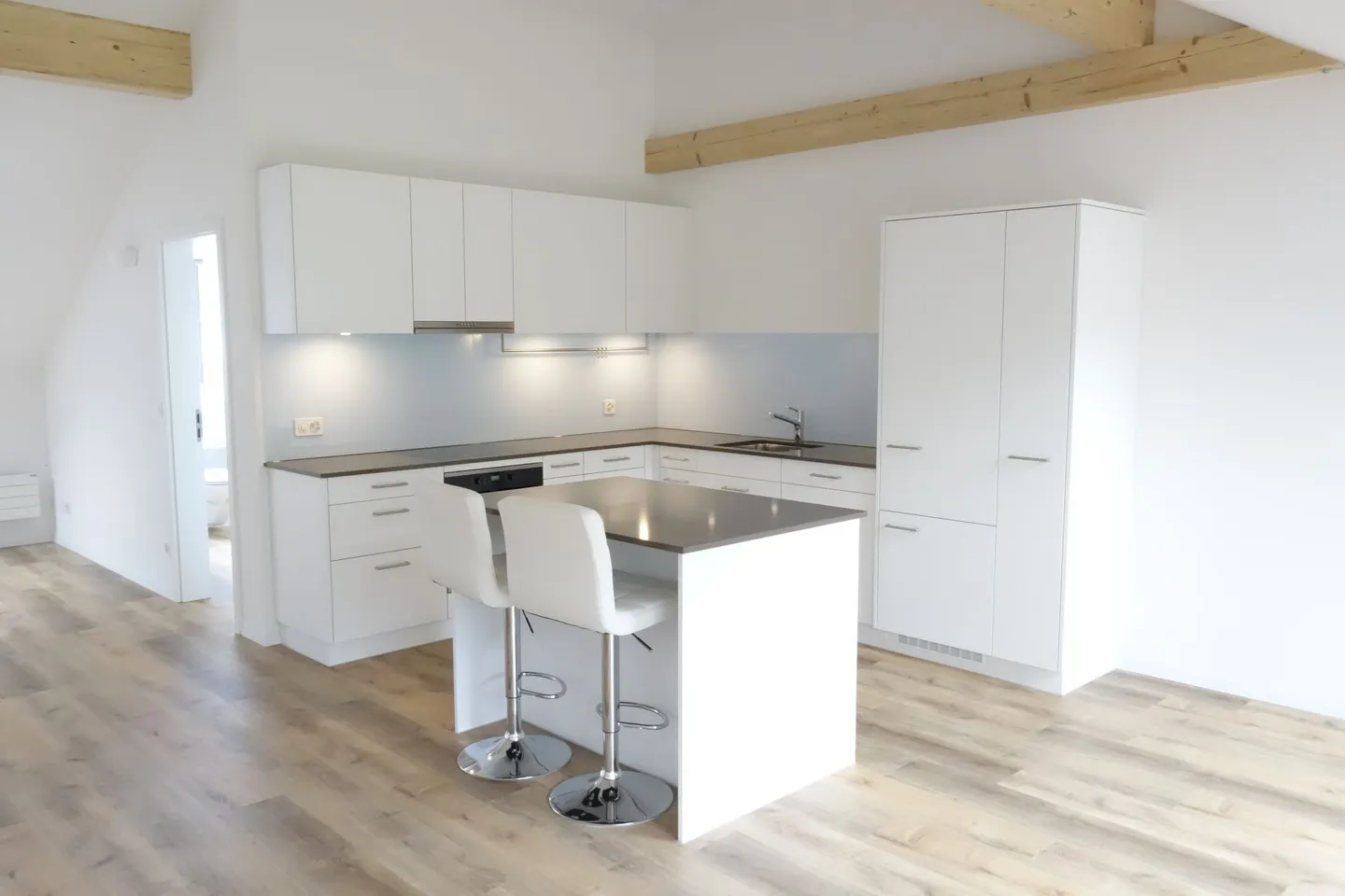 Modern Roof Loft Apartment with a View of the Green - Photo 3 of 10