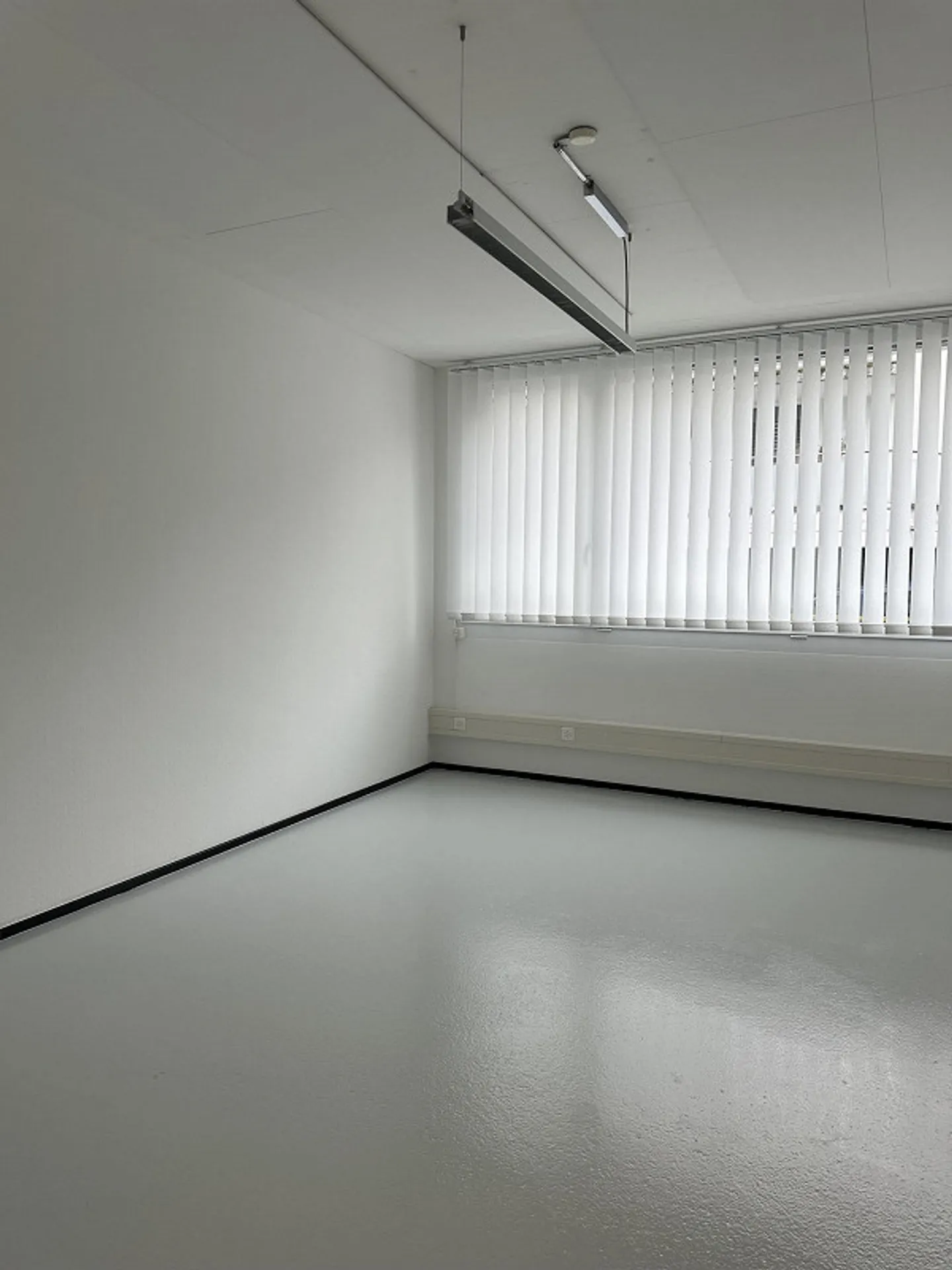 Ampie aree ufficio in una posizione centrale - Foto 6 di 19