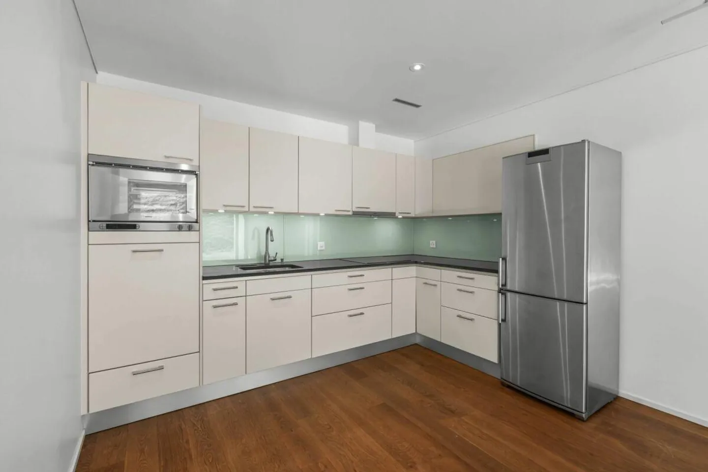 GARDENLOFT | Appartamento giardino 2.5 stanze (3.5) con privacy e posizione centrale ad Altendorf SZ - Foto 6 di 10
