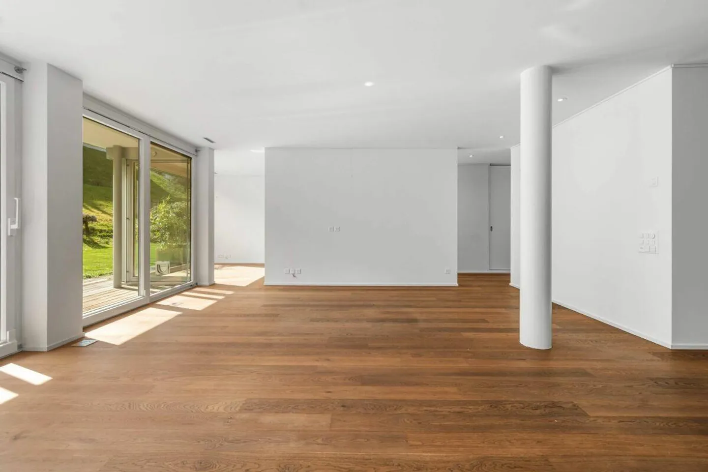 GARDENLOFT | Appartamento giardino 2.5 stanze (3.5) con privacy e posizione centrale ad Altendorf SZ - Foto 2 di 10