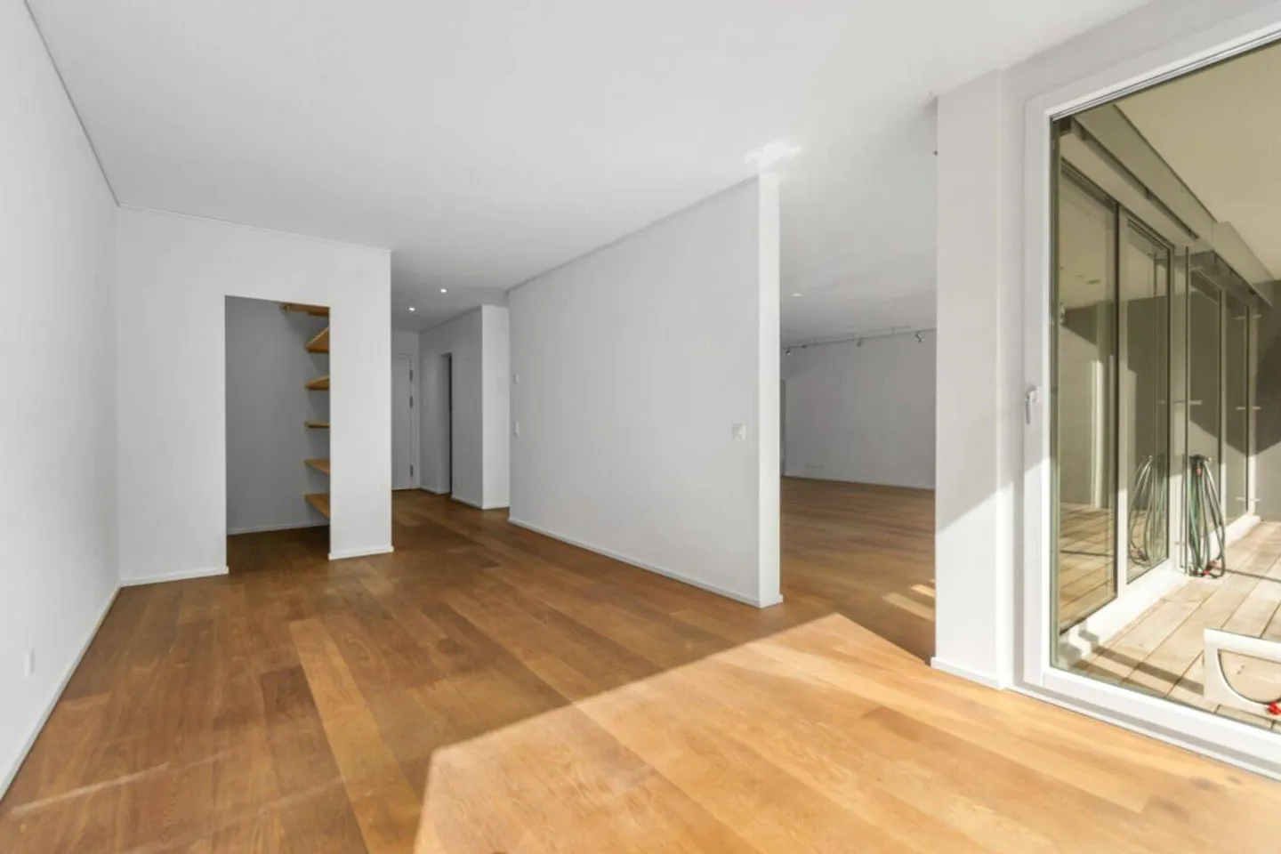 GARDENLOFT | Appartamento giardino 2.5 stanze (3.5) con privacy e posizione centrale ad Altendorf SZ - Foto 3 di 10