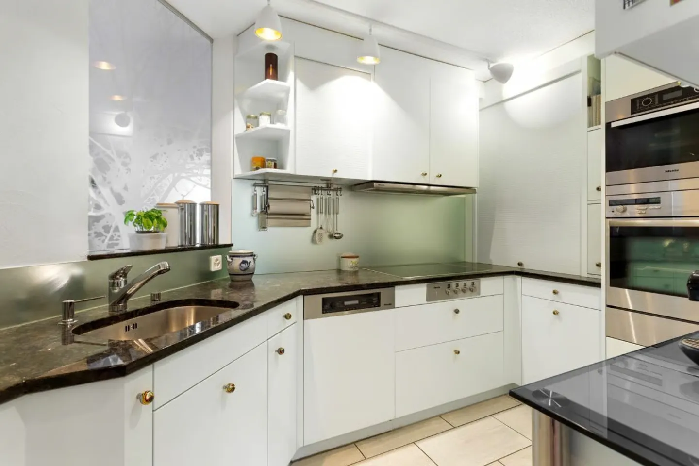Renovated Maisonette with Balcony, View, Lots of Charm and Air Conditioning - Photo 8 of 11