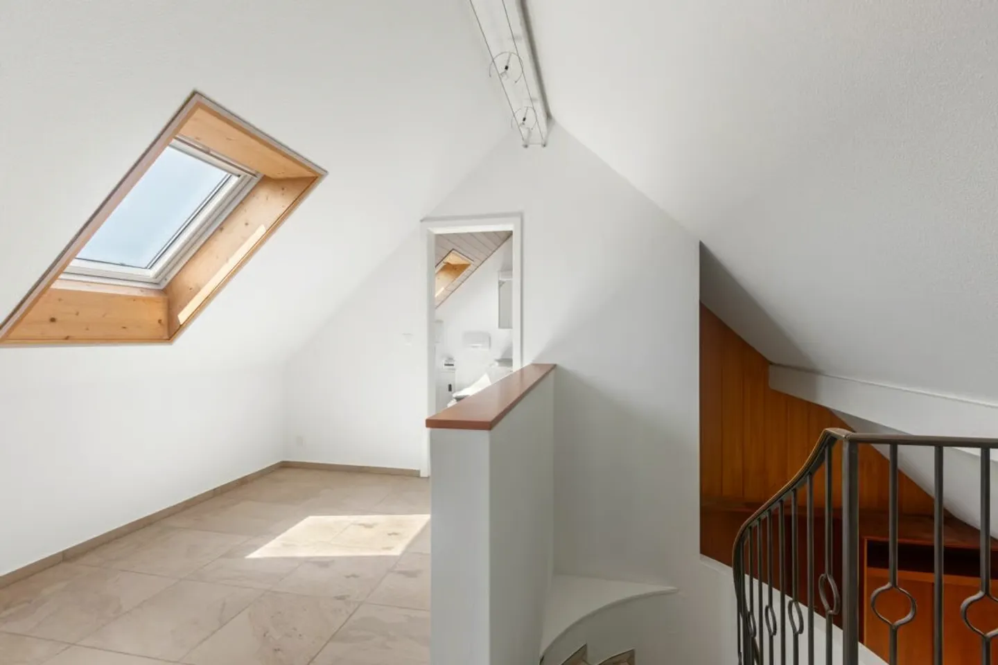 Renovated Maisonette with Balcony, View, Lots of Charm and Air Conditioning - Photo 10 of 11