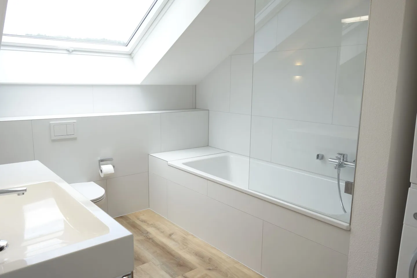 Modern Roof Loft Apartment with a View of the Green - Photo 7 of 10