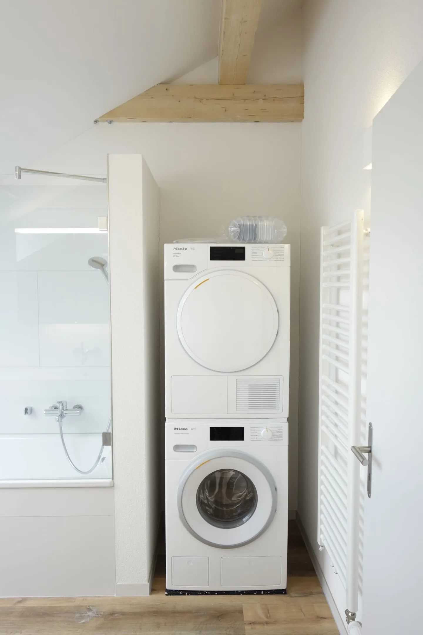 Modern Roof Loft Apartment with a View of the Green - Photo 8 of 10