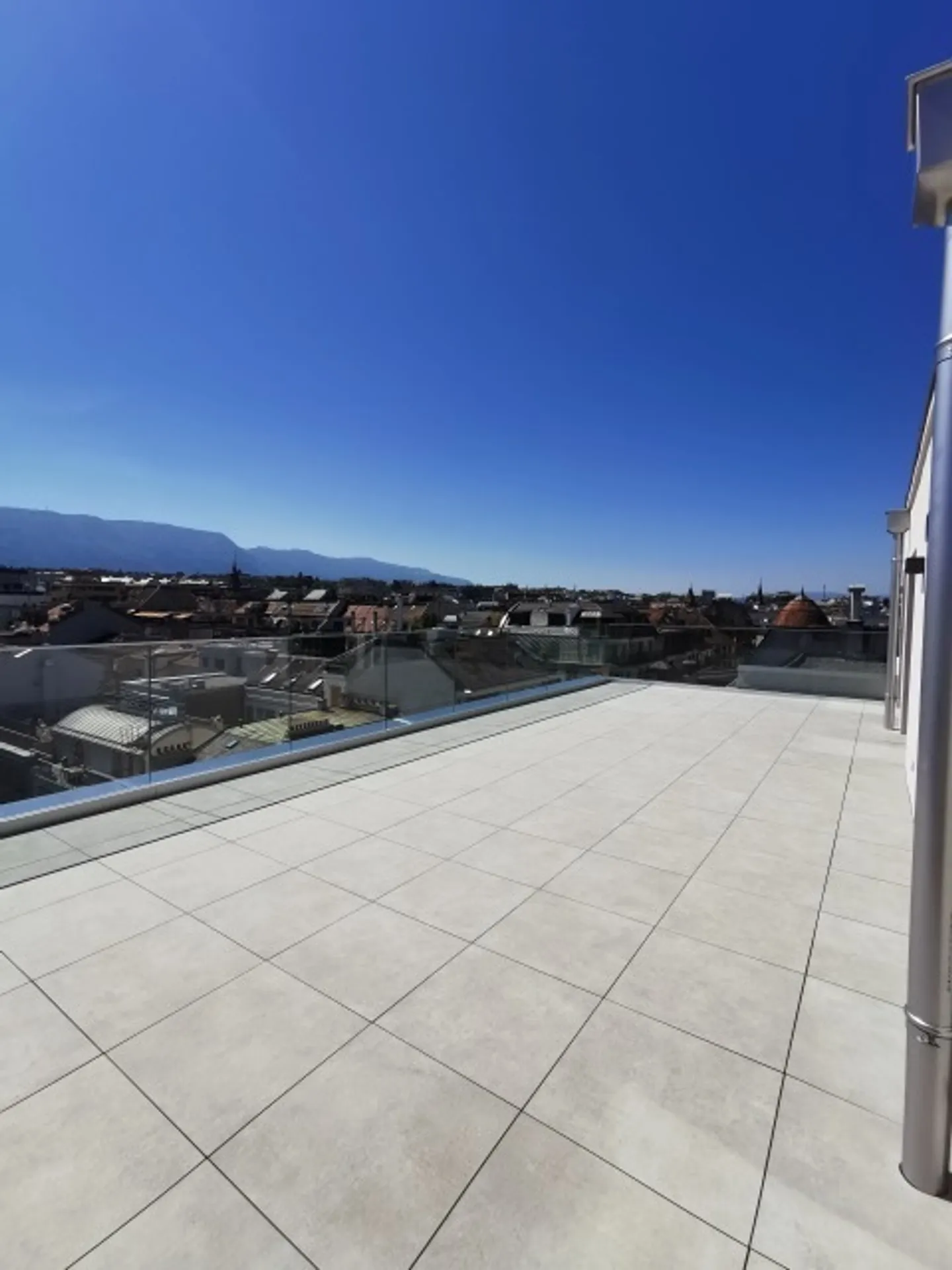 Magnificent 5-room penthouse with lake view at Eaux-Vives - Photo 2 of 4