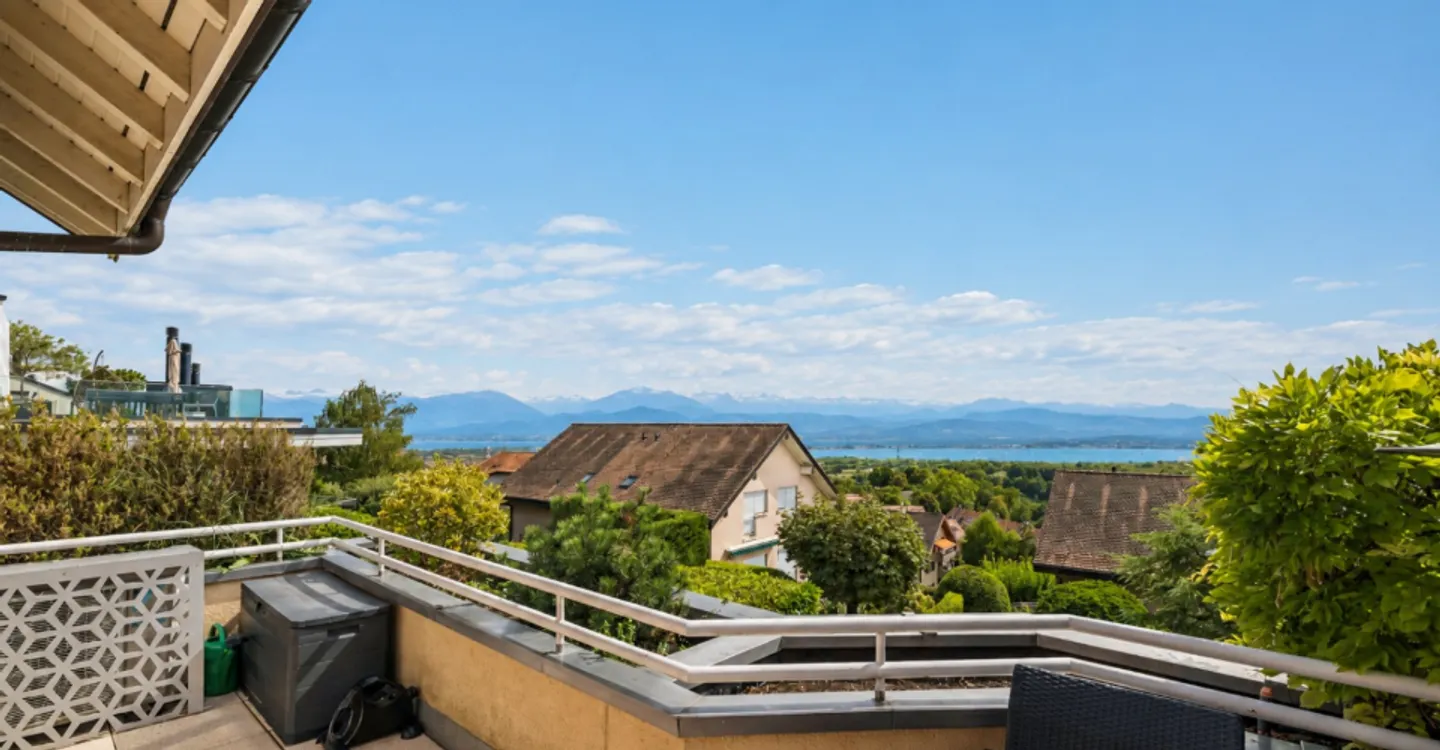Triplex 5p with lake view - Photo 1 of 13
