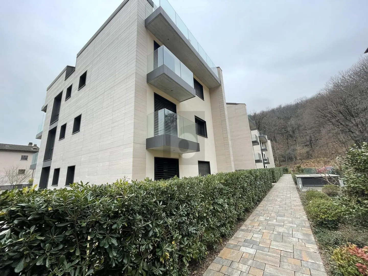 Modern Apartment with Terrace - Photo 4 of 5