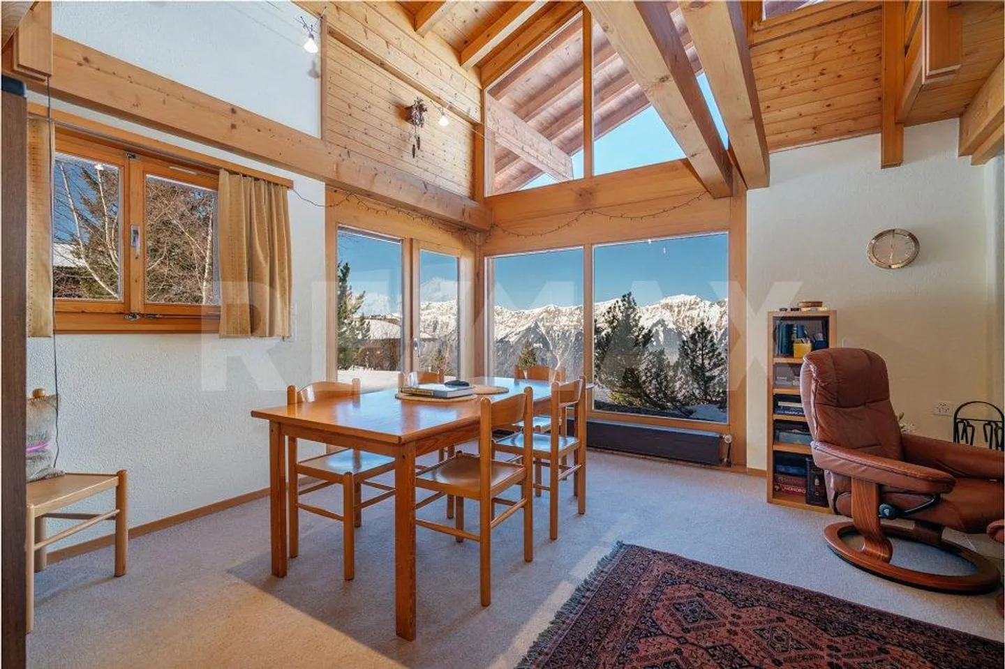 Chalet de vacances situé au pied des pistes de ski avec 4,5 chambres et un appartement supplémentaire de 1,5 chambre - Photo 3 sur 13