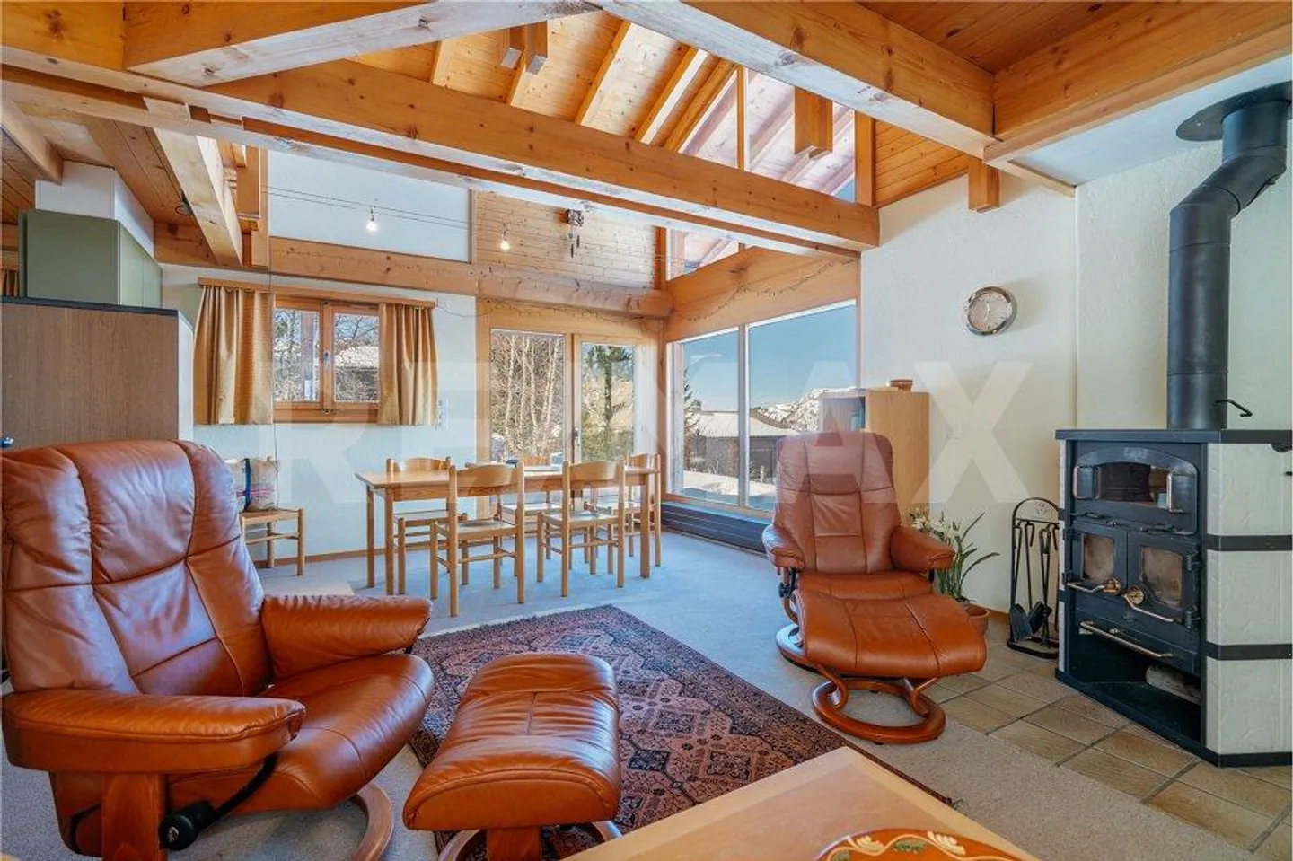 Chalet de vacances situé au pied des pistes de ski avec 4,5 chambres et un appartement supplémentaire de 1,5 chambre - Photo 4 sur 13