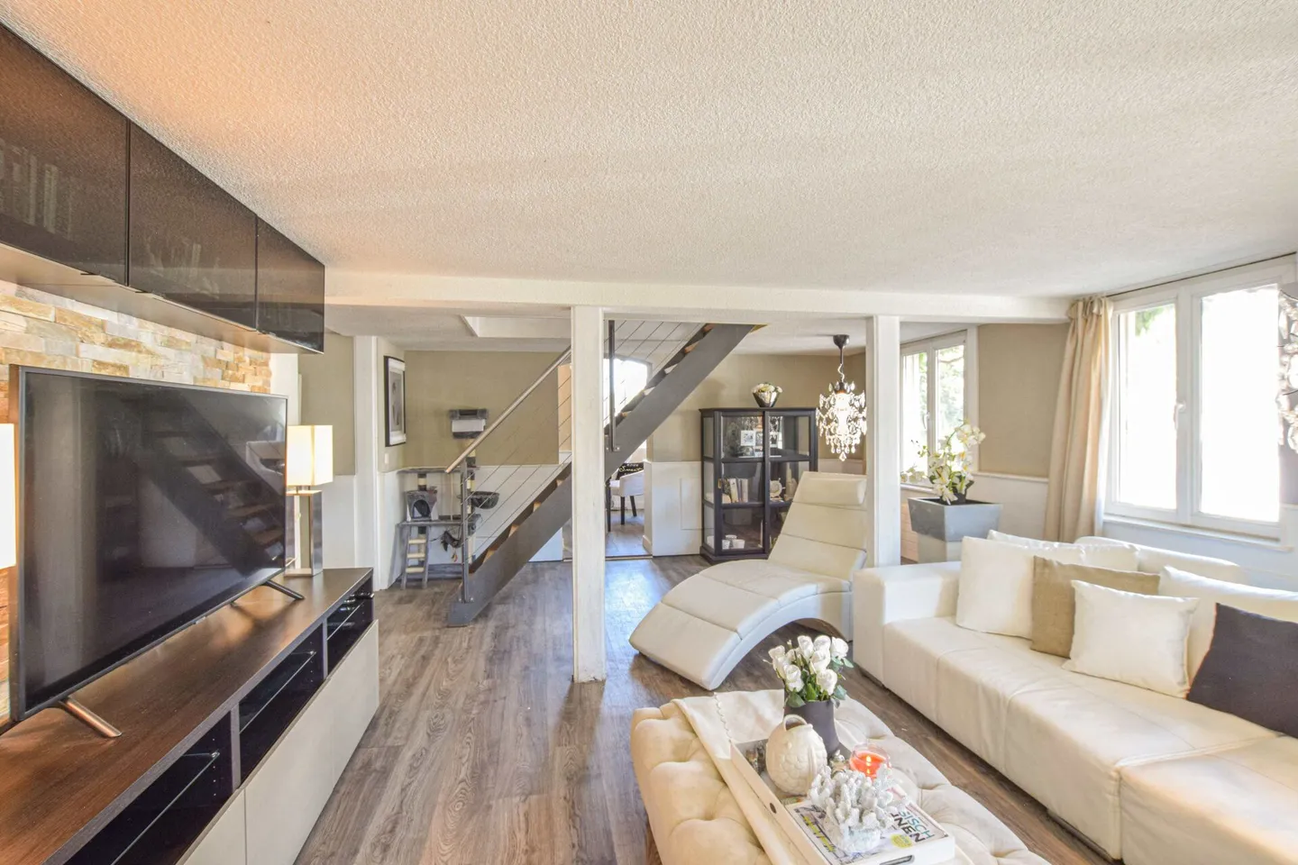 Charming single-family home with 5.5 rooms in Itaslen - Photo 4 of 12