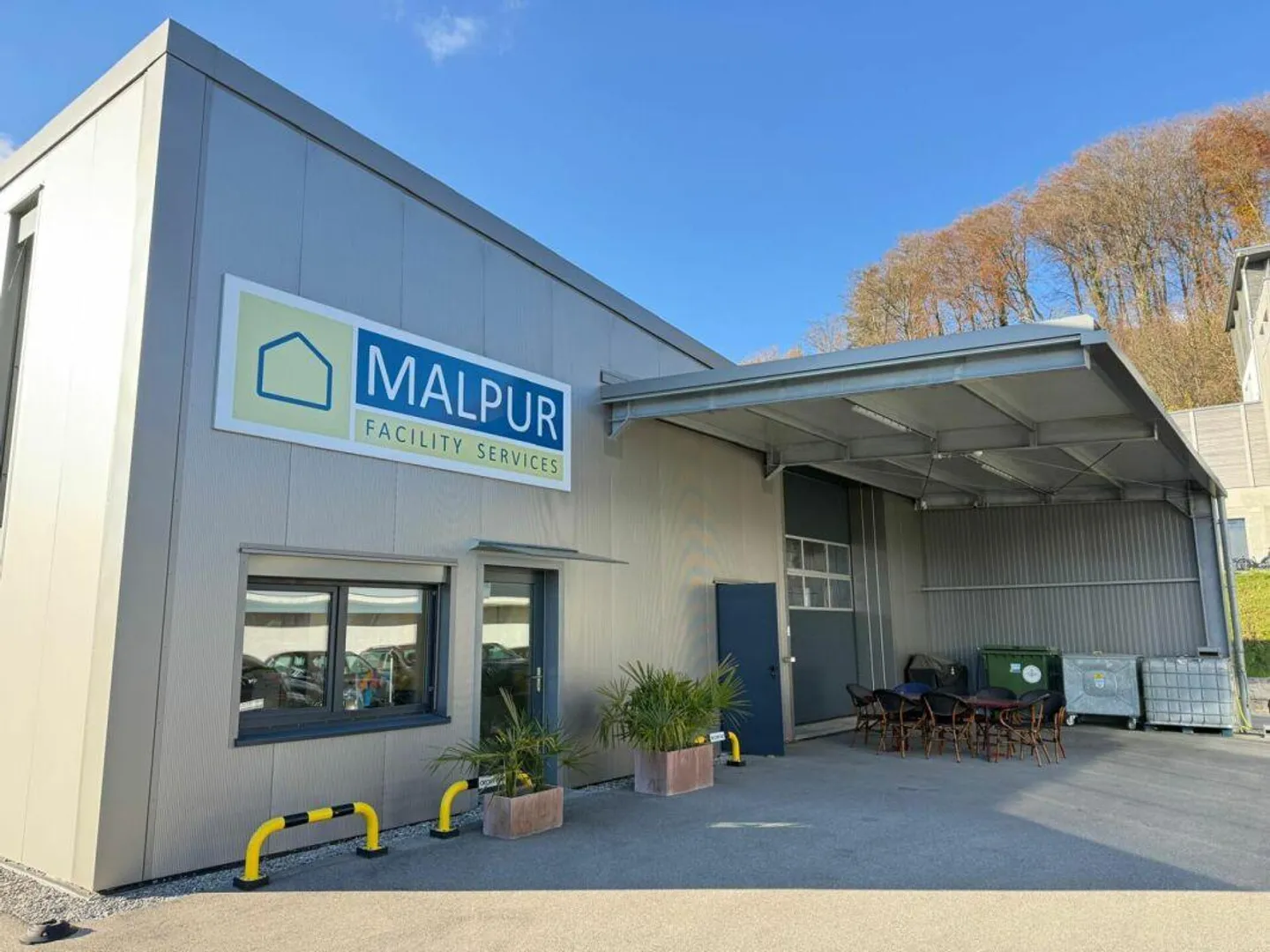 Proprietà commerciale con uffici e magazzino - Foto 2 di 18