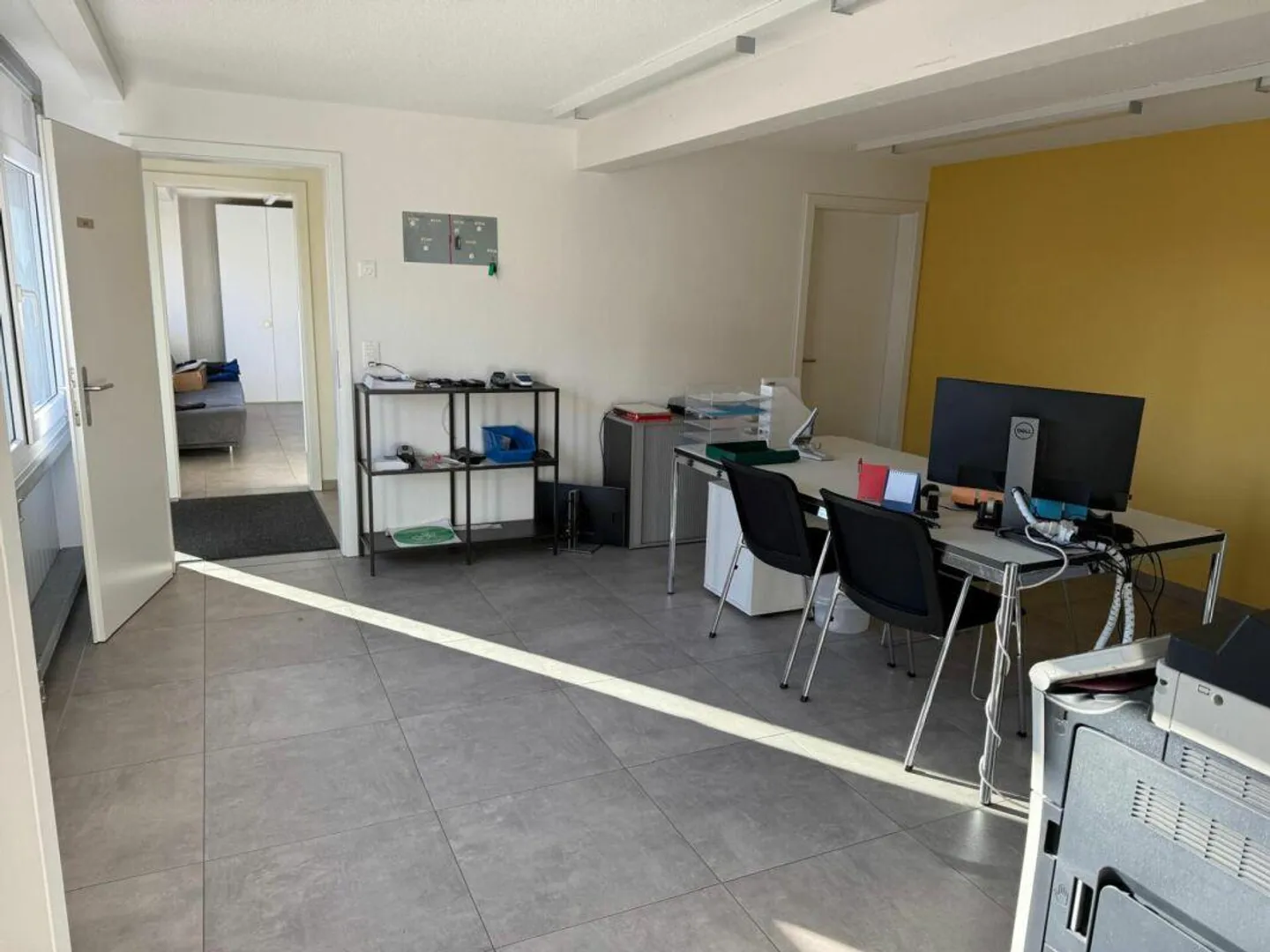 Proprietà commerciale con uffici e magazzino - Foto 4 di 18