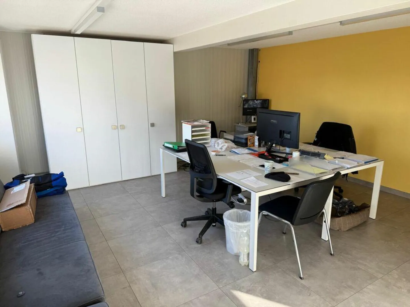 Proprietà commerciale con uffici e magazzino - Foto 3 di 18