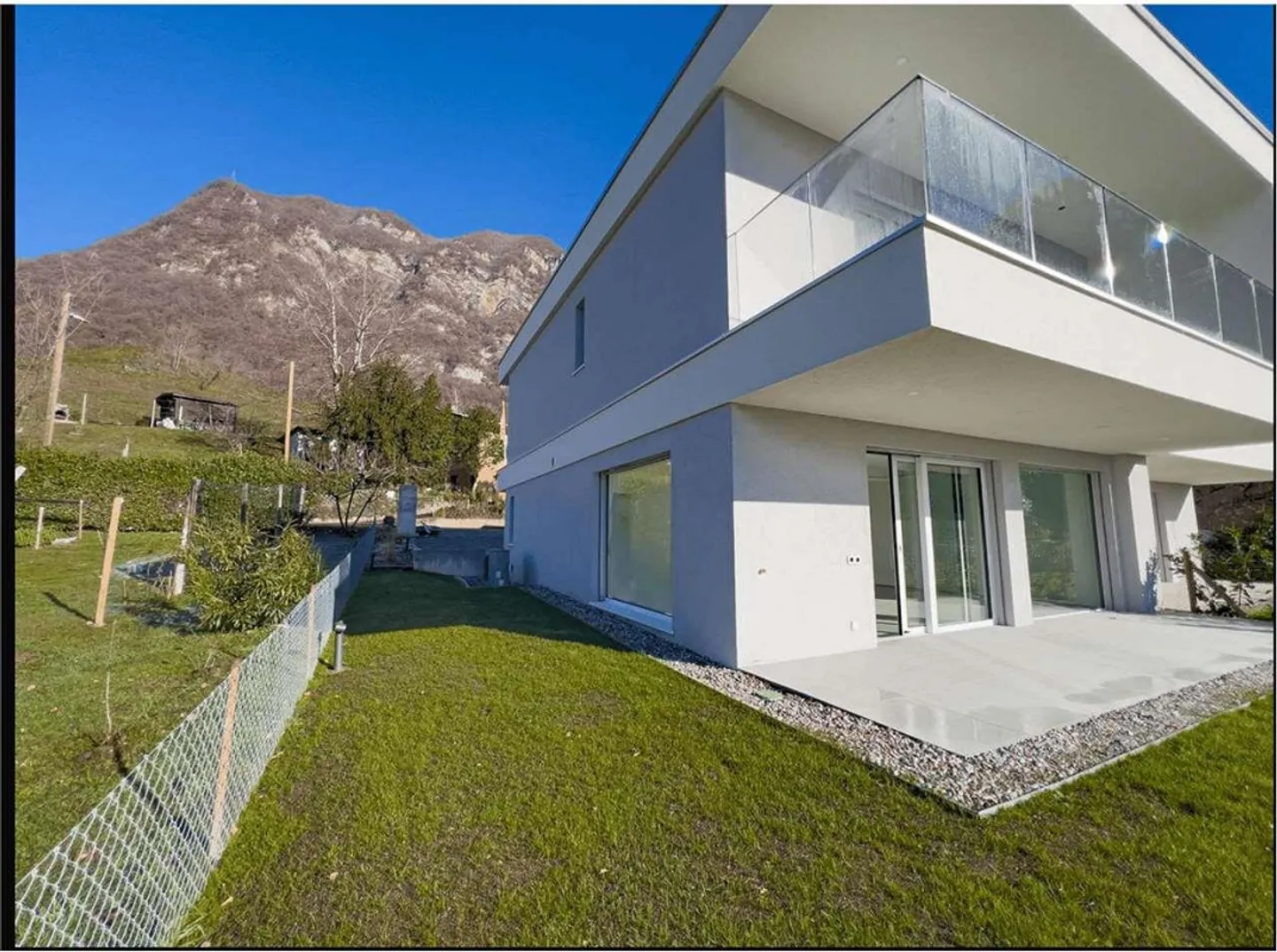 Nouvelle maison jumelée dans le vert - Photo 1 sur 13