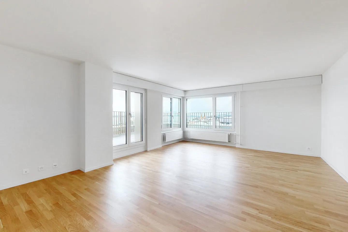 Stunning penthouse with panoramic lake view - Photo 2 of 10