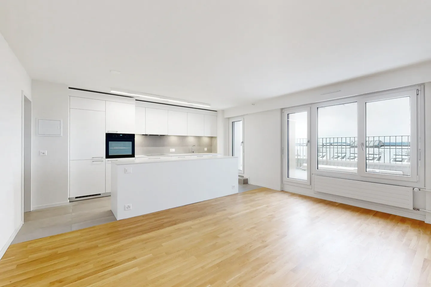 Stunning penthouse with panoramic lake view - Photo 3 of 10