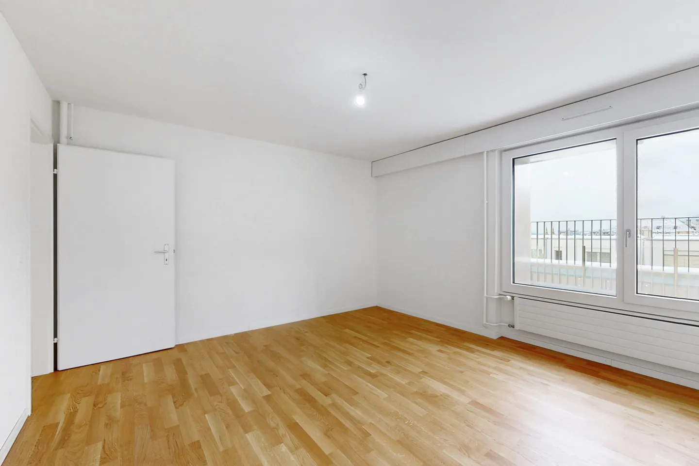 Stunning penthouse with panoramic lake view - Photo 4 of 10