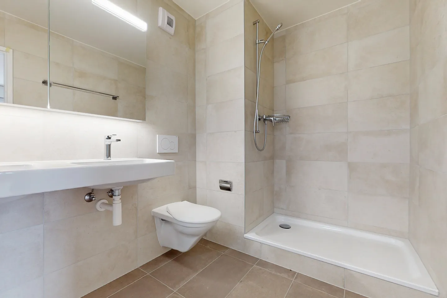 Stunning penthouse with panoramic lake view - Photo 5 of 10