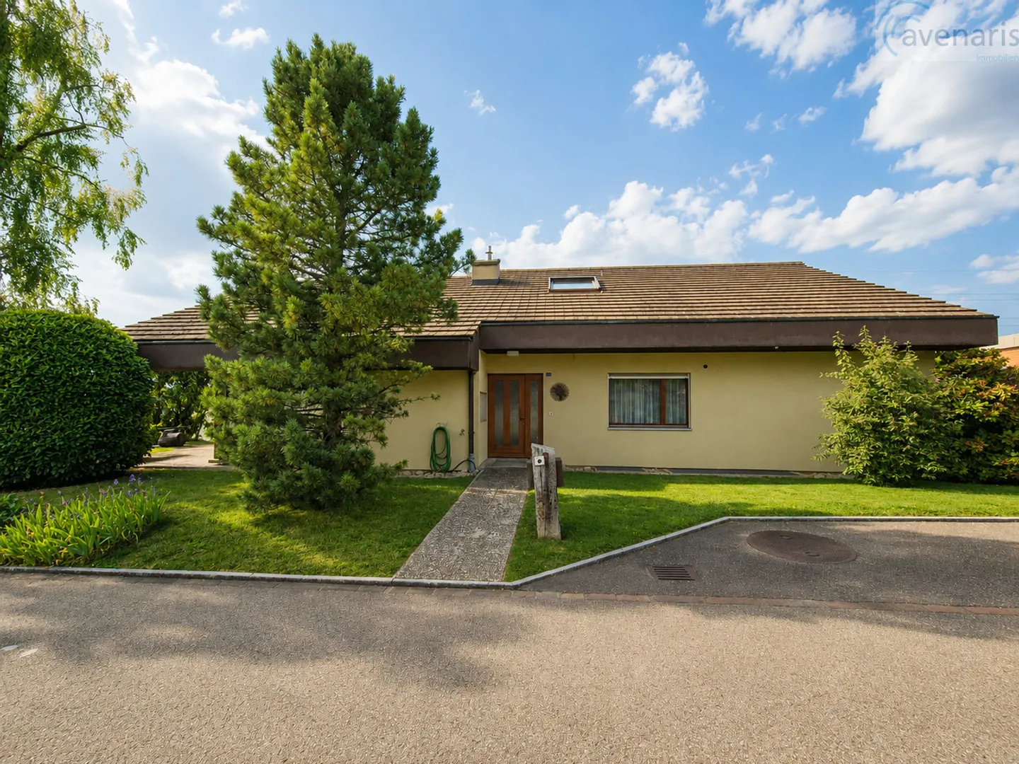 Spacious Family Home with Garden - Photo 2 of 18