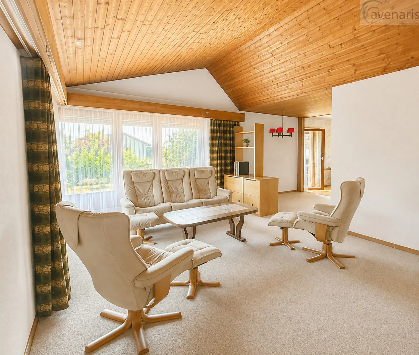 Spacious Family Home with Garden - Photo 4 of 18
