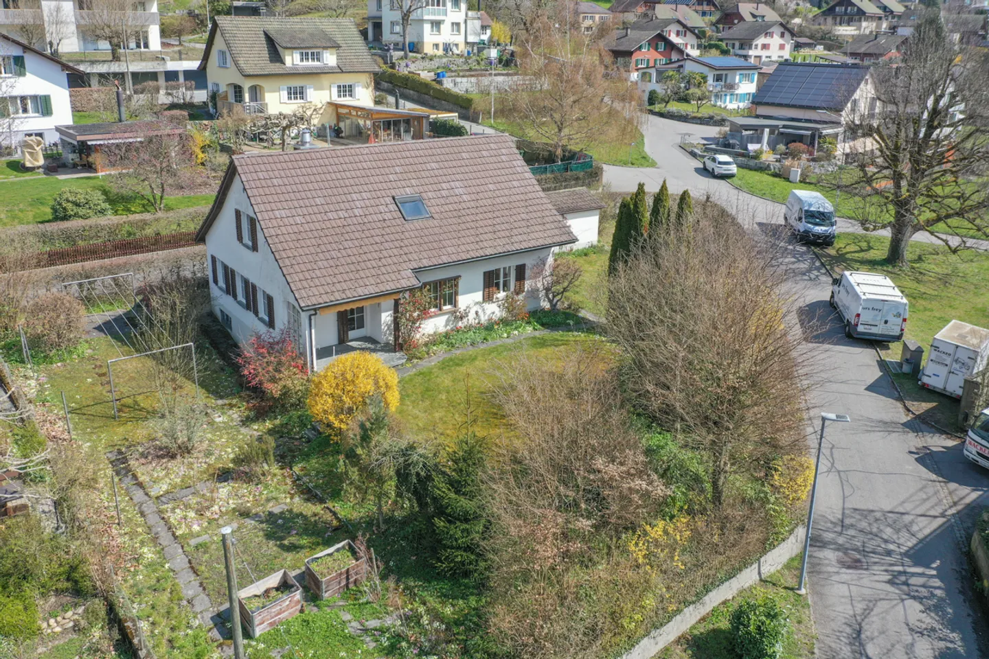 Freistehendes Haus mit grossem Garten - Foto 3 von 13