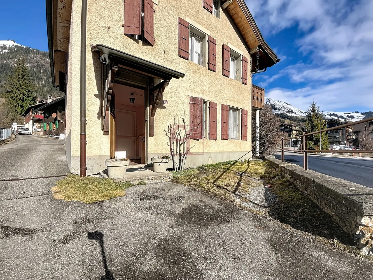 Château-d'Oex - Village house with 2 apartments to renovate - Photo 1 of 24