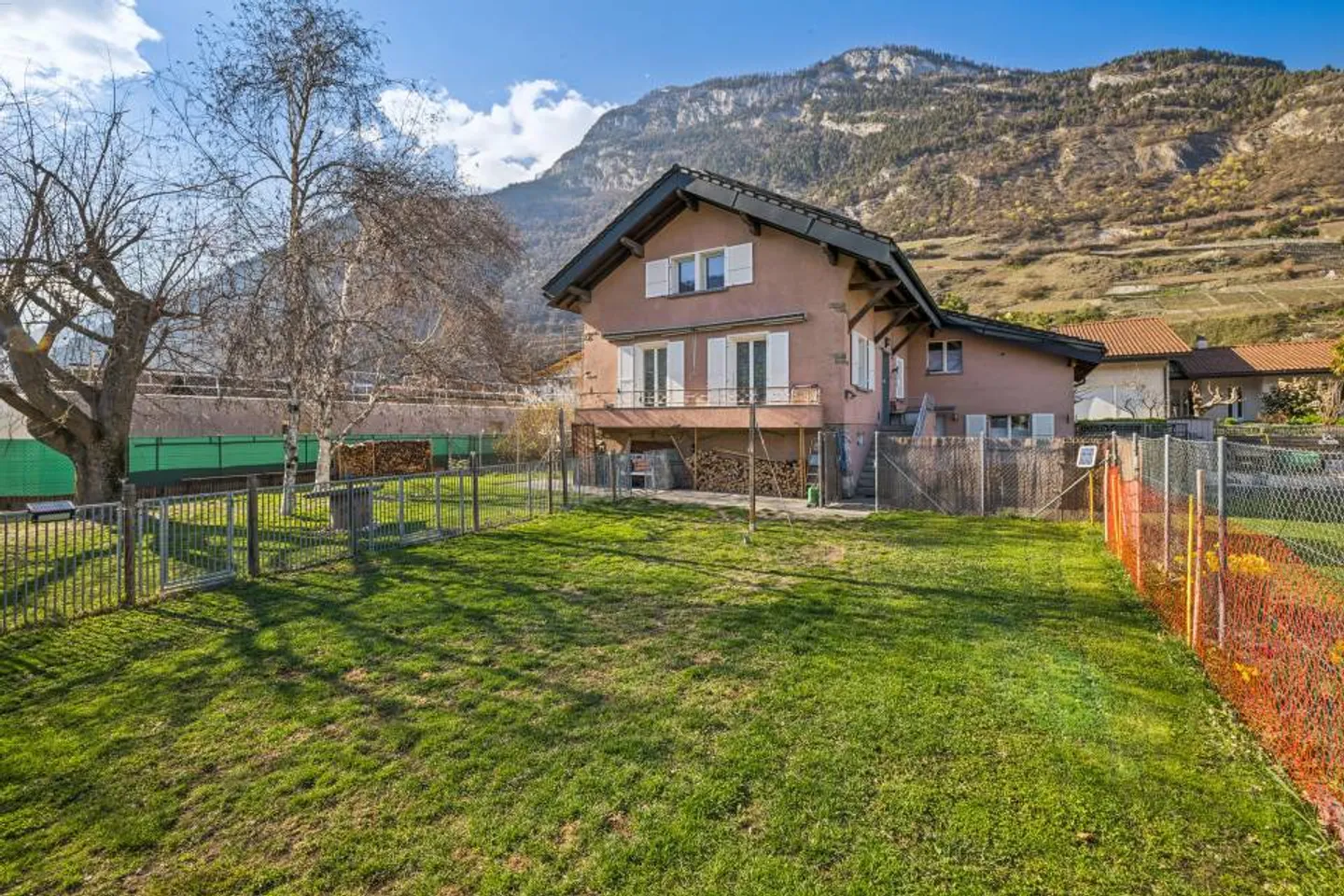 Elegant terraced house with large plot in the heart of Saillon - Photo 1 of 13