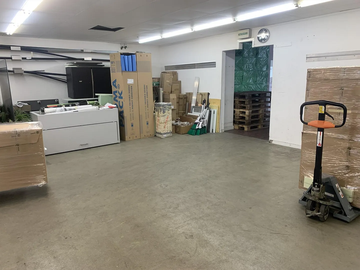 Commercial premises in central location - Photo 4 of 6