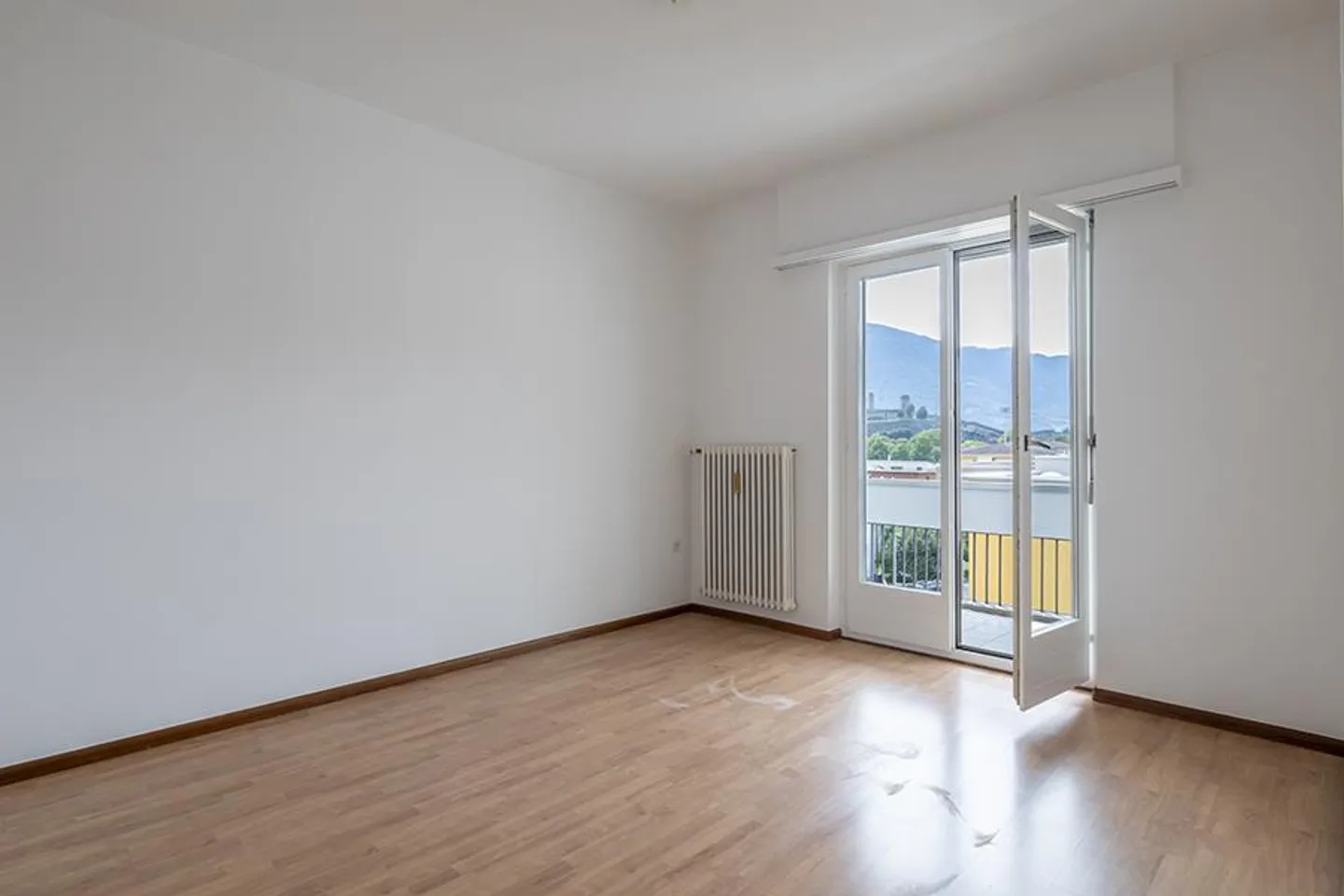 BEQUEME 2.5 ZIMMER IN BELLINZONA - Foto 2 von 8