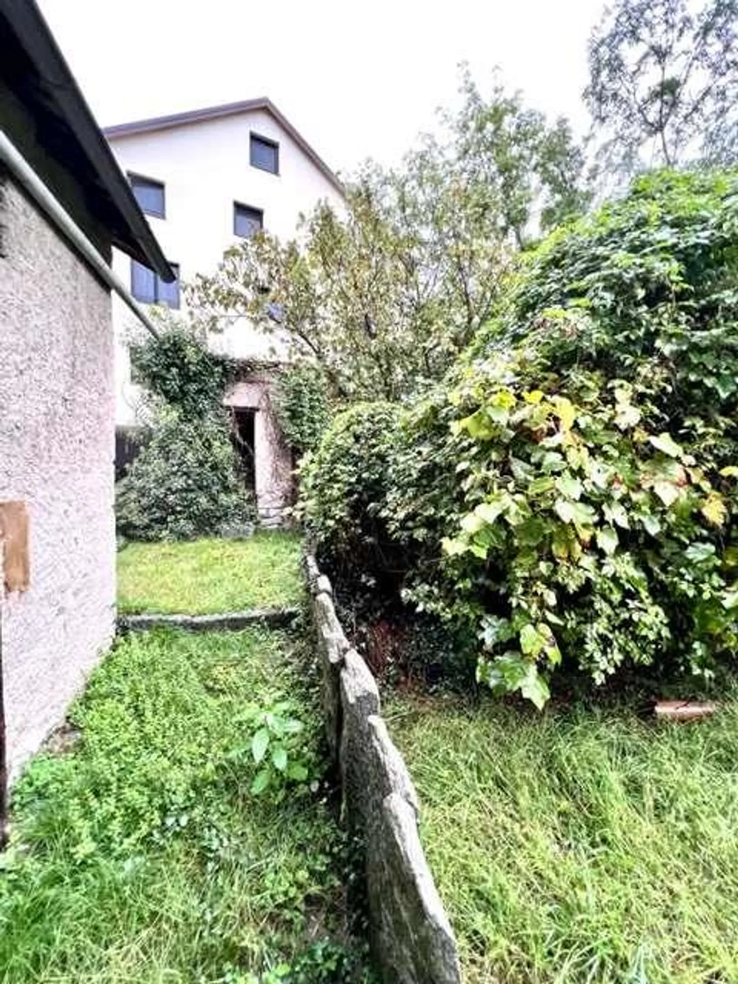 Ampia casa ticinese con 6,5 stanze e giardino - Foto 1 di 13