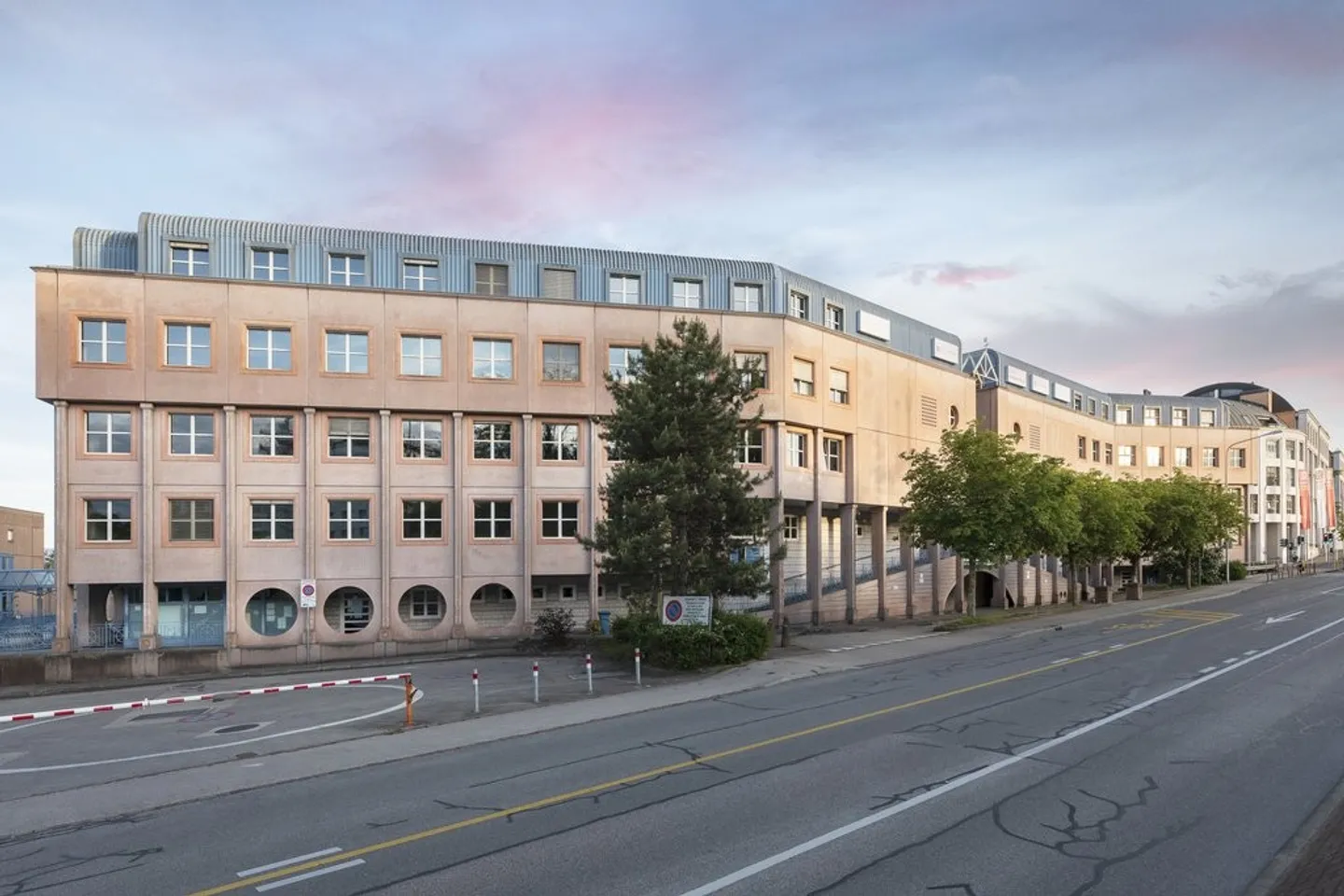 ECCEZIONALE SPAZIO COMMERCIALE A DUE PASSI DALLA STAZIONE! - Foto 1 di 4