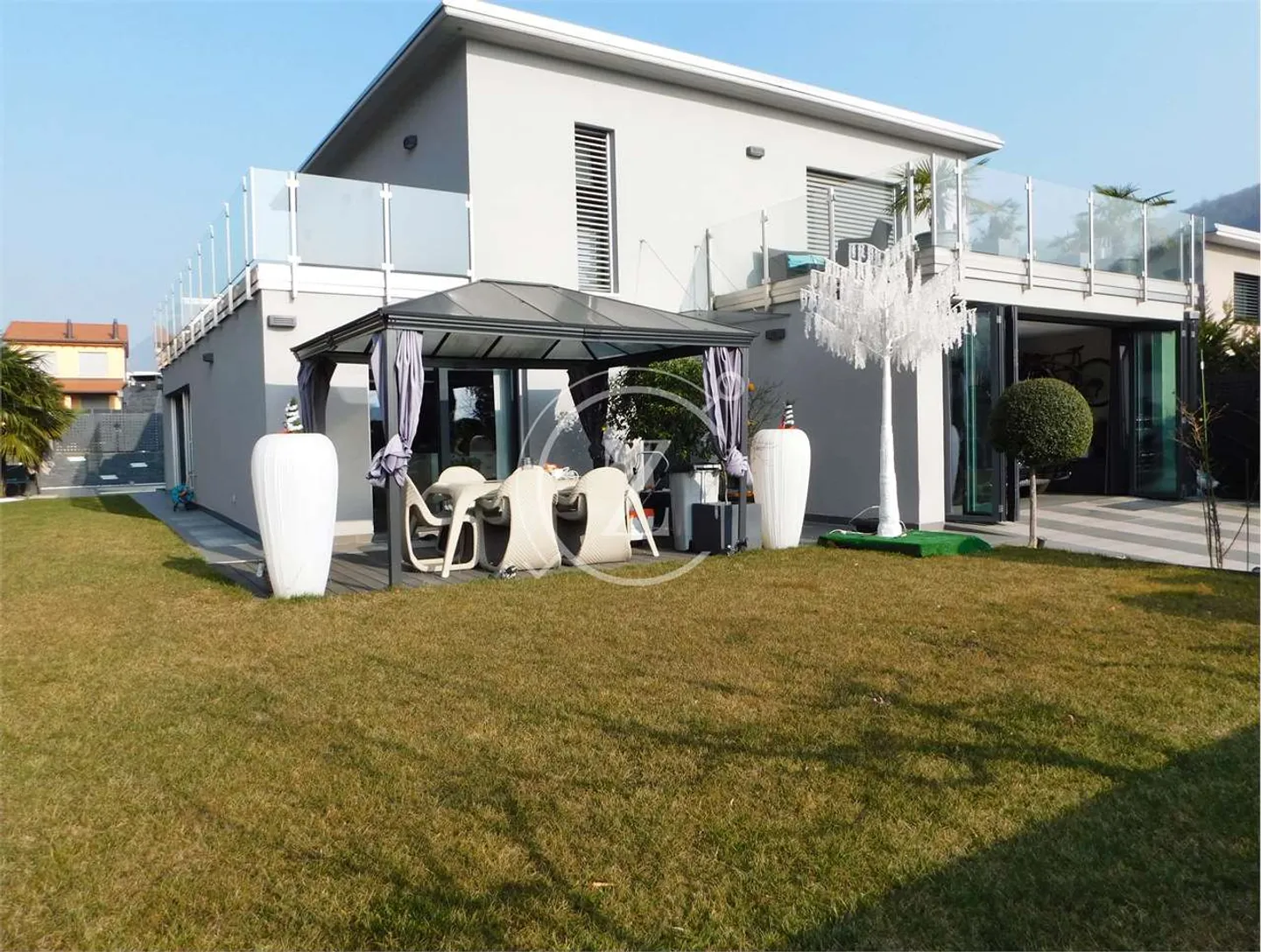 Villa moderna con piscina a Bedano - Foto 2 di 13