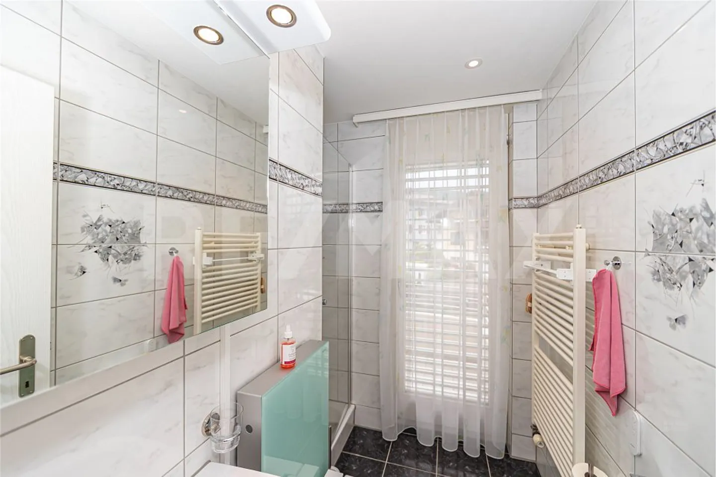 Bright, well-maintained 4.5-room apartment with 2 balconies, modern amenities & underground parking space - Photo 9 of 13