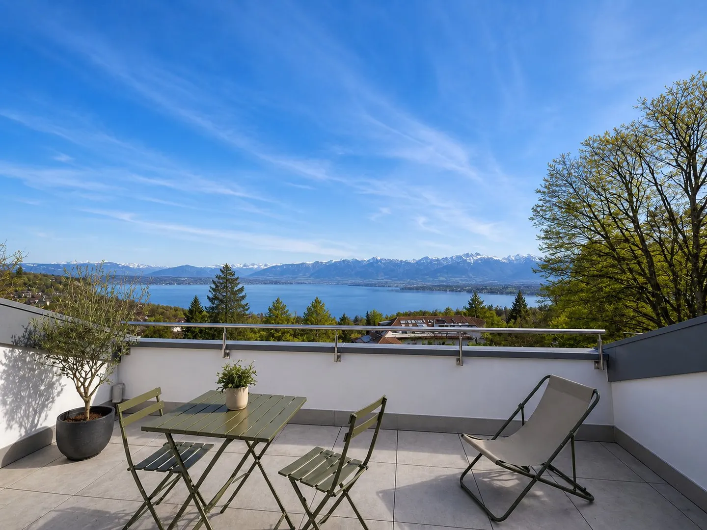 Triplex di Lusso con Vista Lago - Foto 1 di 11