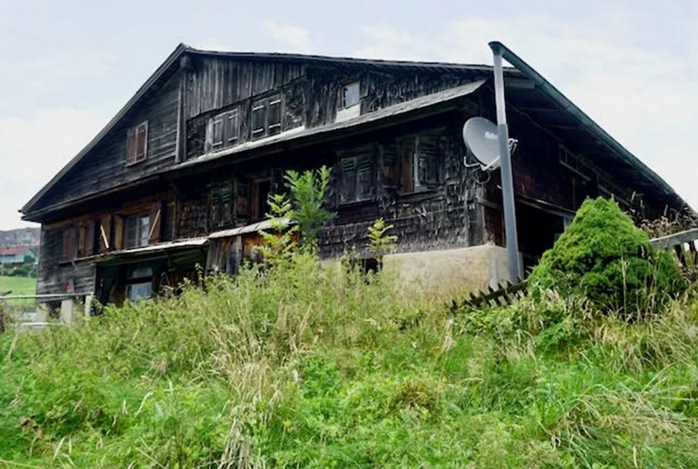 Edificio residenziale con fienile e capanno in legno in una posizione molto bella con vista - Foto 1 di 20