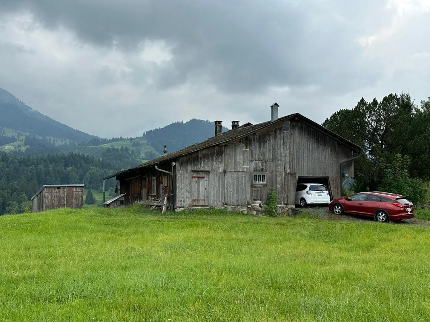 Edificio residenziale con fienile e capanno in legno in una posizione molto bella con vista - Foto 2 di 20