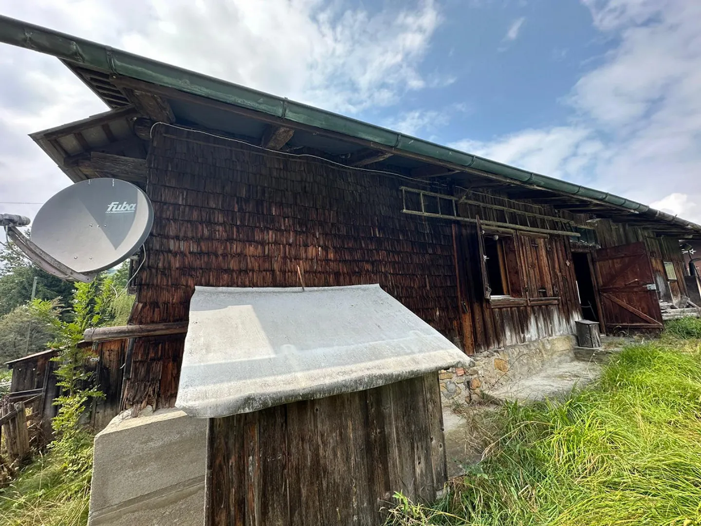 Edificio residenziale con fienile e capanno in legno in una posizione molto bella con vista - Foto 4 di 20