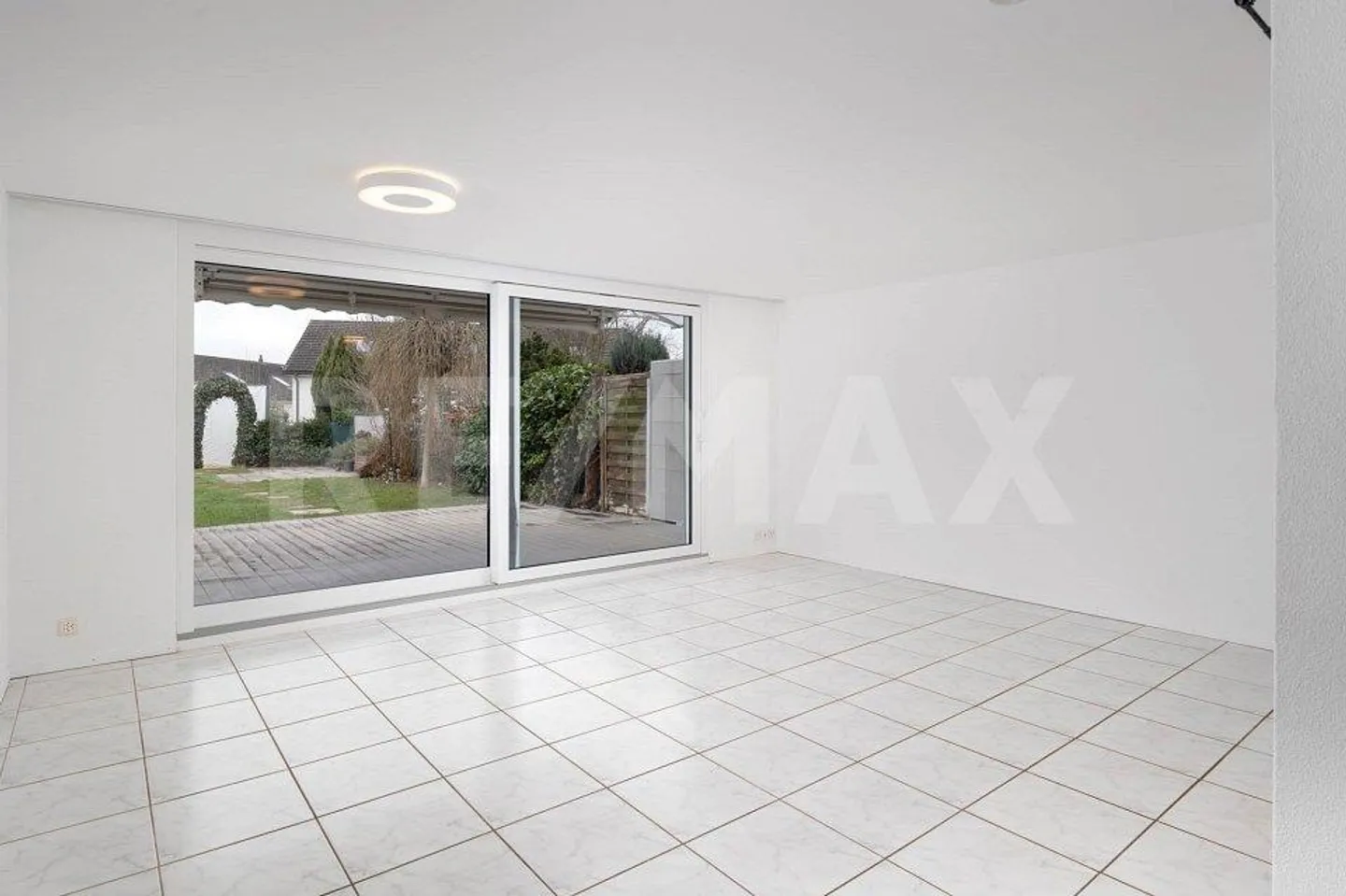 Vivere in modo intelligente in una casa a schiera centrale: Spazio per la famiglia e due auto - Foto 2 di 13