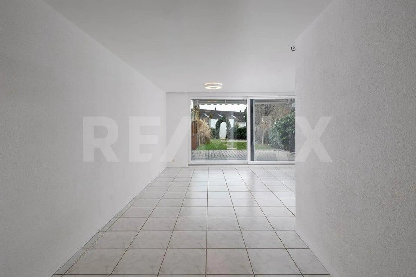 Vivere in modo intelligente in una casa a schiera centrale: Spazio per la famiglia e due auto - Foto 3 di 13