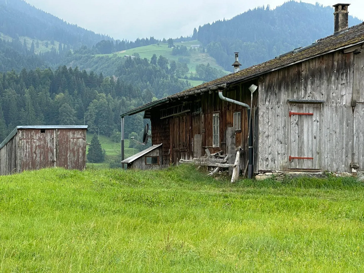 Edificio residenziale con fienile e capanno in legno in una posizione molto bella con vista - Foto 3 di 20