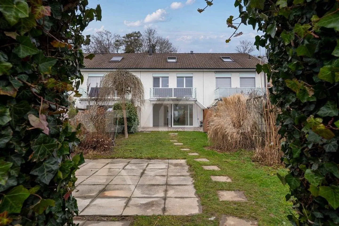 Vivere in modo intelligente in una casa a schiera centrale: Spazio per la famiglia e due auto - Foto 5 di 13