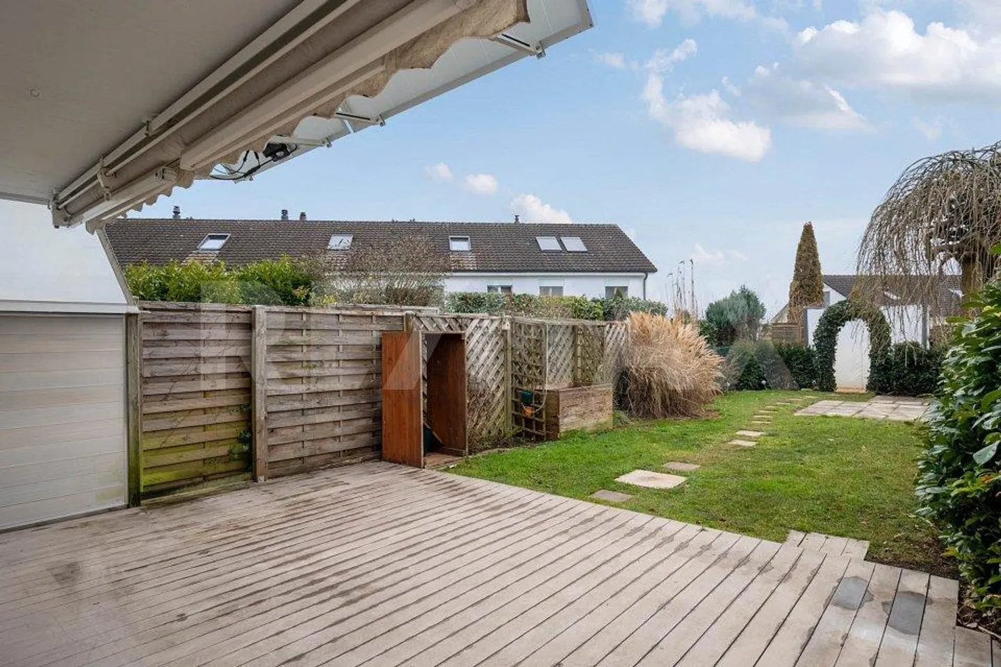 Vivere in modo intelligente in una casa a schiera centrale: Spazio per la famiglia e due auto - Foto 6 di 13